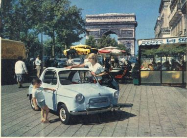 Présentation en 1958 de la Vespa 400 sur les Champs Elysées ... 